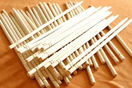 一次性筷子掉色又有异味，到底能不能用了？看看这个你就知道了……